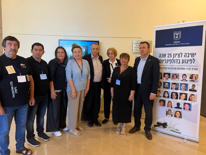 Committee for Immigration, Absorption and Diaspora Affairs with members of bereaved families (4th from right: Committee Chair MK Gilad Kariv)