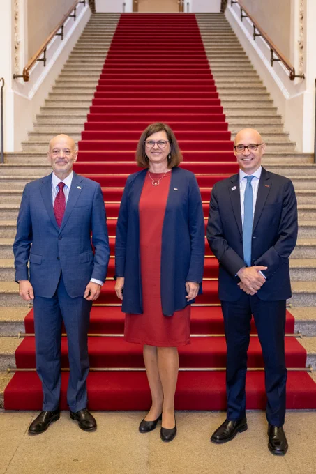 Landtagspräsidentin Ilse Aigner mit dem Geschäftsträger ad interim der US-Botschaft in Berlin, Alan Meltzer (li.) und Generalkonsul Dr. James N. Miller (re.). | Fotos: Lennart Preiss