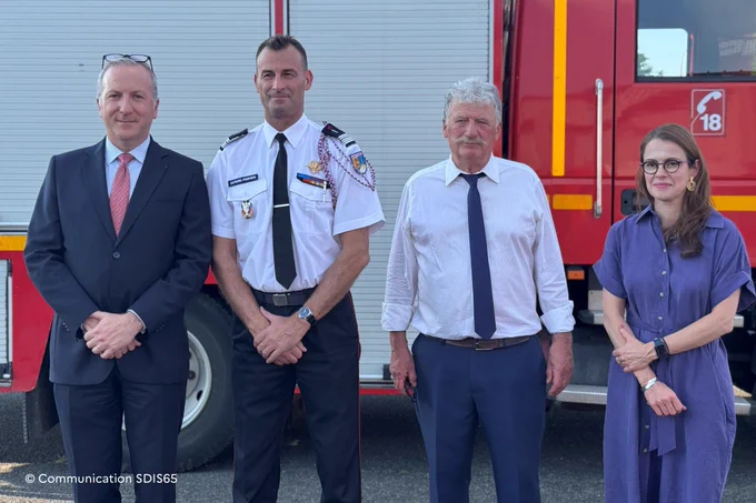 Photo de groupe avec M. le préfet et le colonel Arnaud Fabre.
