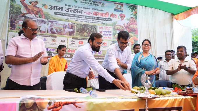 बिरसा हरित ग्राम योजना के तहत आयोजित एक दिवसीय आम उत्सव सह बागवानी मेले का विधिवत शुभारंभ दीप प्रज्वलित व फीता काटकर किया। साथ ही विभिन्न स्टॉलों का निरीक्षण कर आम उत्पादकों एवं स्वयं सहायता समूहों की दीदियों का उत्साहवर्धन किया।
आम उत्सव सह बागवानी मेला का उद्देश्य आम उत्पादकों को बेहतर बाजार उपलब्ध कराना, उचित मूल्य सुनिश्चित करना तथा किसानों को सीधे उपभोक्ताओं से जोड़ना है। कार्यक्रम में जिले के सभी प्रखंडों के किसान एवं किसान उत्पादक संगठन (FPO) शामिल हुए।

#MangoFestival #BirsaHaritGramYojana #FarmersEmpowerment #DistrictAdministrationKoderma Office of Chief Minister, Jharkhand Hemant Soren JSLPS - Jharkhand Samriddhi Livelihood Promotion for Socialism IPRD Koderma
