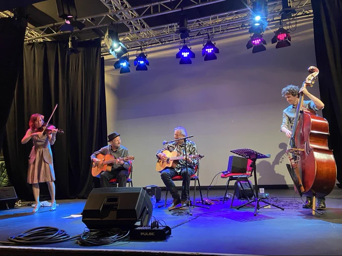 I had a fab time in #somerset last weekend with these lovely people at @BridgwaterArts here’s a short video clip 
#gypsyjazz #jattendrai #djangoreinhardt #stephangrappelli