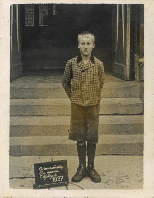 Das Bild zeigt Emil Frick im Jahr 1937, mutmaßlich vor dem Eingang des Schulhauses in Dietersweiler.