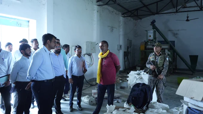आज तिलैया डैम स्थित एडवेंचर पार्क एवं मत्स्य आहार मिल का निरीक्षण कर विकास कार्यों की प्रगति की समीक्षा की। इस दौरान सभी परियोजनाओं को गुणवत्तापूर्ण ढंग से समय पर पूर्ण करने तथा पार्क परिसर में व्यापक पौधरोपण कर इसे और अधिक आकर्षक एवं पर्यावरण अनुकूल बनाने का निर्देश दिया। इसके अतिरिक्त मत्स्य आहार मिल में फिश फीड निर्माण प्रक्रिया का अवलोकन करते हुए साफ-सफाई एवं निर्धारित मानकों के अनुरूप उत्पादन कार्य सुनिश्चित करने का निर्देश दिया।

#DistrictAdministrationKoderma Office of Chief Minister, Jharkhand Hemant Soren Jharkhand Tourism IPRD Koderma