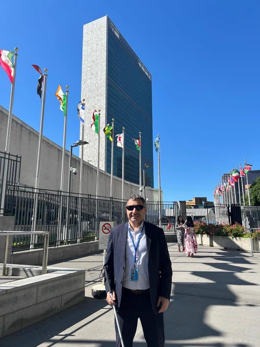 Photo devant le siège de l’ONU, avec la délégation française et avec deux leaders internationaux des structures mondiale, deux personnes handicapées