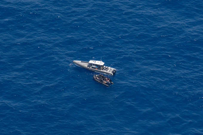 Pullback durch die libyschen Küstenwachen auf dem Mittelmeer. 📸 Tess Barthes / SOS MEDITERRANEE