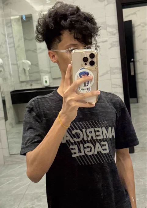 i was fighting for my life hoping nobody would walk in on me taking pics of myself, then i had to survive the mall with my brother i literally can think of bout a billion worse things but right now it feels like the peak of human suffering christ!  put me anywhere else on earth