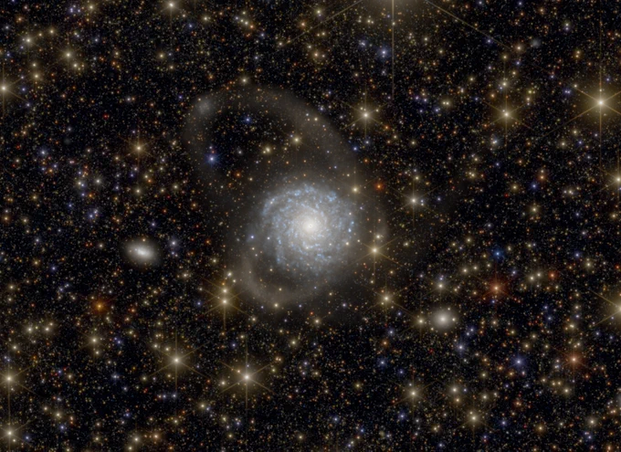 Simulación realizada por ARRAKIHS de las estructuras de bajo brillo superficial en el halo de una galaxia espiral similar a la Vía Láctea. / Alex Camazón (IEEC), AMC