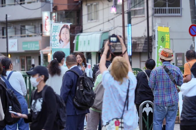 久我山駅前で、たのしそうに話をする岸本さとこ。
