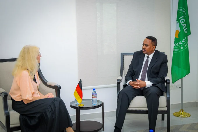 Photo of the bilateral meeting. 