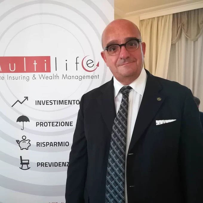 «La crescita non è mai un evento improvviso o un colpo di fortuna. 
È il risultato di un metodo applicato con costanza nel lungo termine.» 
 Sensei Maurizio Poli
Mettere a confronto due immagini a distanza di otto anni (dal 2016 ad oggi) offre una straordinaria misurazione visiva di un percorso professionale e personale. È la dimostrazione di come il tempo, se governato con visione strategica, trasformi i progetti in solide realtà.
Nelle arti marziali impariamo che ogni traguardo sul tatami richiede focalizzazione, ripetizione e rigore. 
Nel mondo della consulenza e dell'educazione finanziaria la regola è esattamente la stessa: il tempo è il più potente alleato del patrimonio, a patto che ogni scelta sia guidata dalla pianificazione e dalla consapevolezza, senza farsi distrarre dalla volatilità o dal rumore di fondo dei mercati.
Guardando indietro al 2016, vedo le radici e le prime sfide; guardando al presente, vedo la maturità di un modello societario come YOUR SOLUTION SRL .
