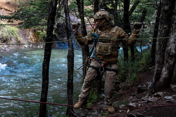 🇦🇷🇺🇸| Por primera vez en la historia de la Fuerza Aérea de los Estados Unidos, dos operadores especiales han completado con éxito el exigente curso de guerra de montaña en la Escuela Militar de Montaña en Bariloche, Argentina. 💪🇦🇷🇺🇸

La graduación de los miembros del 492nd Special Operations Wing y el 919th Special Operations Wing marca un hito importante, ya que representa la primera vez en 20 años que personal militar estadounidense completa un curso en esta prestigiosa Escuela Militar de Montaña.

Además de las habilidades tácticas adquiridas, el entrenamiento sirvió como una plataforma vital para fortalecer la asociación estratégica entre Estados Unidos y Argentina. 

Los comandos estadounidenses entrenaron junto a sus contrapartes militares argentinas, integrándose en equipos combinados en terrenos peligrosos. Esta experiencia compartida fomentó la confianza mutua y la “interoperabilidad”, es decir, la capacidad de las fuerzas armadas de diferentes países para operar junt