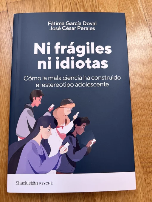 En primer plano un ejemplar del libro "Ni frágiles ni idiotas. Cómo la mala ciencia ha construido el estereotipo adolescente", de Fátima García Doval y José Cesar Perales.