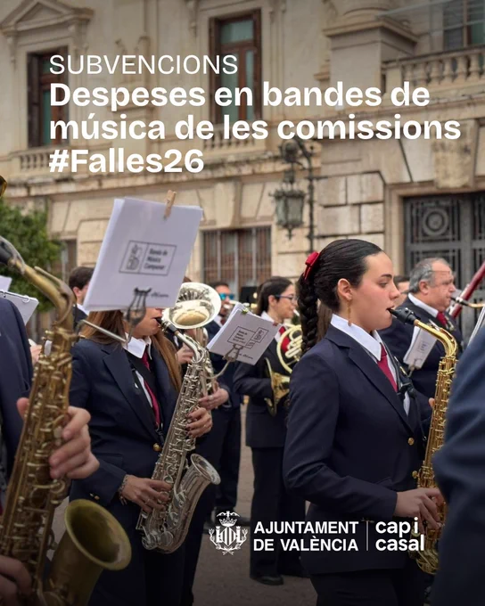 Banda de música en desfile tocando saxofones ante un edificio; texto sobre subvenciones para gastos de bandas #Falles26