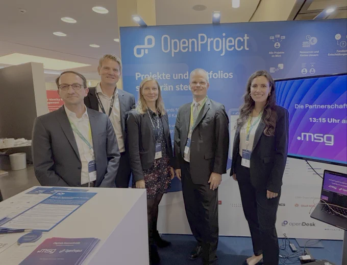 Attendees networking and discussing digital sovereignty following the announcement of the partnership between msg and OpenProject at the Zukunftskongress Staat & Verwaltung 2026.