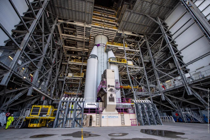 Deux boosters P160C fixés sur l'étage central de Ariane 6 dans le bâtiment d'intégration.
