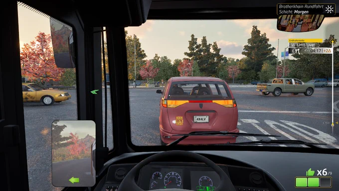 Wunderschöner Sonnenaufgang im Bussimulator Bus Bound. Gameplay Screenshot aus der Ego Perspektive direkt hinter einem roten Auto im herbstlichen Stadtverkehr bei bestem Morgenlicht.