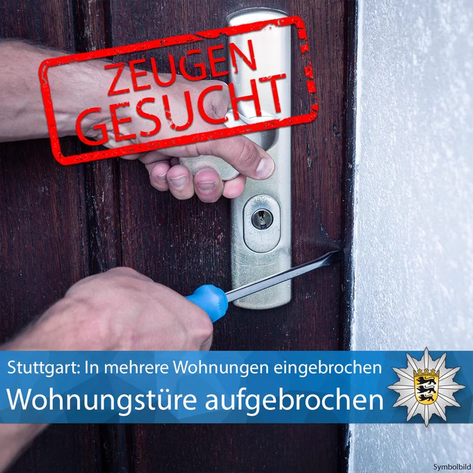 Symbolbild: Eine Hand an einem Türknauf und eine weitere hält ein Werkzeug in der Hand, das an der Tür angesetzt ist. 