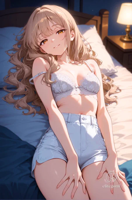 ランプが、部屋の隅で灯っていた。

彼女は微笑んでいた。責めるでもなく、急かすでもなく。ただ、そこにいた。

また、会えたね。

髪が、ベッドの上に広がっていた。夜は静かで、やわらかかった。

待っていたのかもしれない。でもその顔は、そんなことを少しも言わなかった