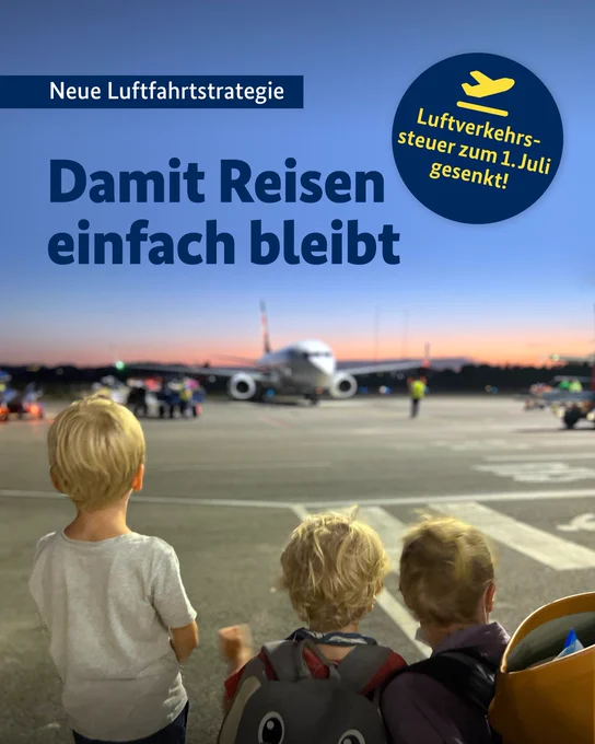 Alt-Text: Drei Kinder stehen auf dem Vorfeld eines Flughafens und blicken auf ein Flugzeug in der Abenddämmerung. Über dem Foto steht: „Neue Luftfahrtstrategie – Damit Reisen einfach bleibt“. In einem blauen Kreis steht: „Luftverkehrssteuer ab 1. Juli gesenkt!“