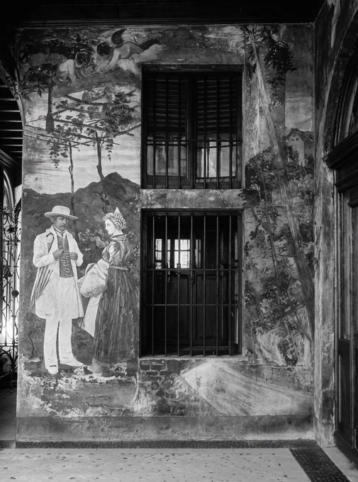 L'incontro di Manzoni con Lucia - affresco nel cortile di casa Manzoni