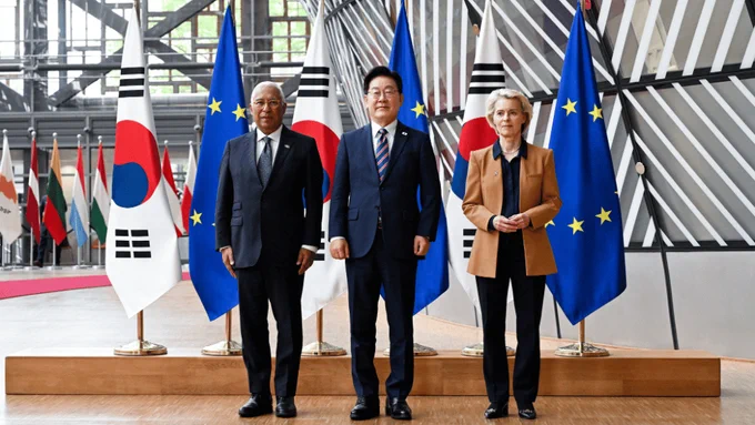 President António Costa, President Lee Jae Myung  and President Ursula von der Leyen stand side by side for a formal photo between large flags of the Republic of Korea and the European U