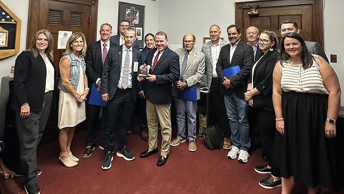 Rep. Sam Graves (R-MO), center