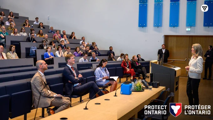 Photo de la ministre Dunlop lors de la conférence sur les systèmes d'information pour la gestion et l’intervention en cas de crise