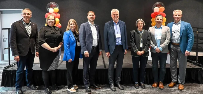 From left: Joe Harrison, Jennifer Jackson, Shelley Cameron, Ian Zapfesmith, Wayne Foo, Ina Dobrinski, Soroush Sabbaghan, and Troy Pederson