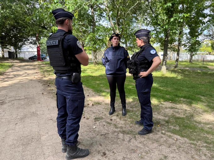Échanges avec la police sur le terrain
