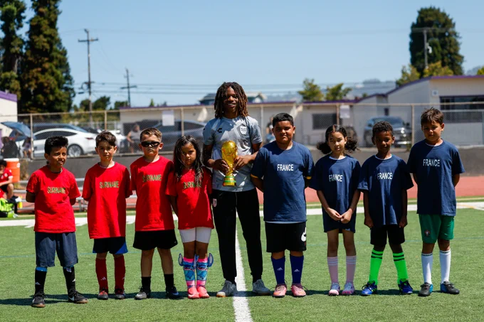 Image of kids and players.