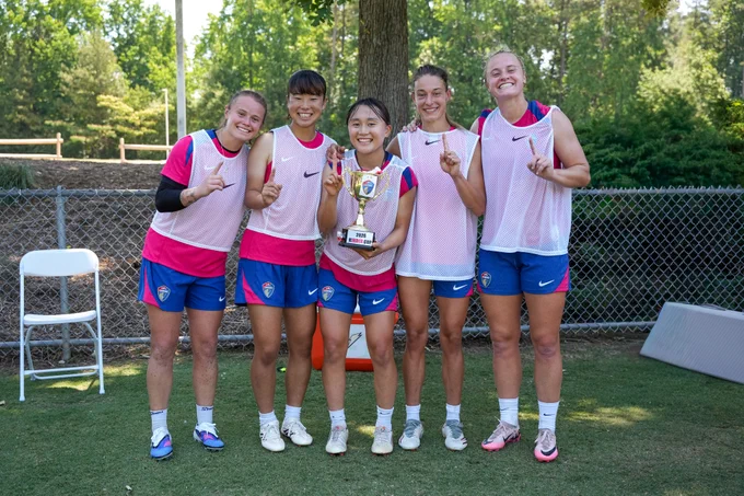 Shinomi and group pose together
