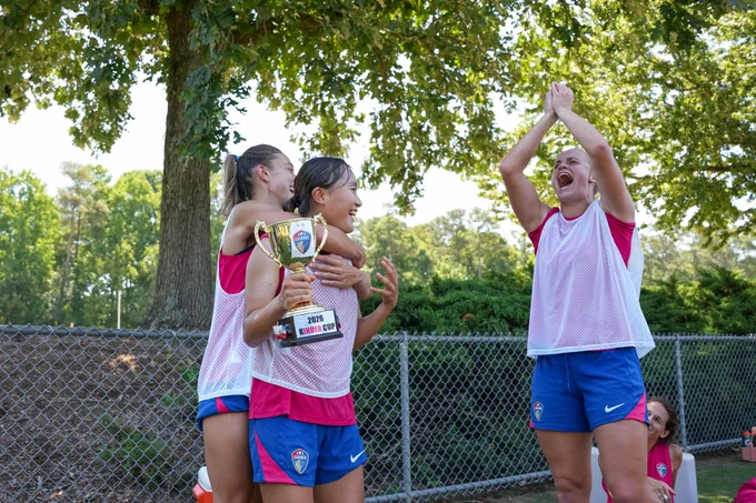 Shinomi, Feli Rauch, and Hannah Betfort celebrate