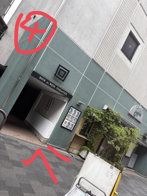 劇場はエレベーターのって五階です