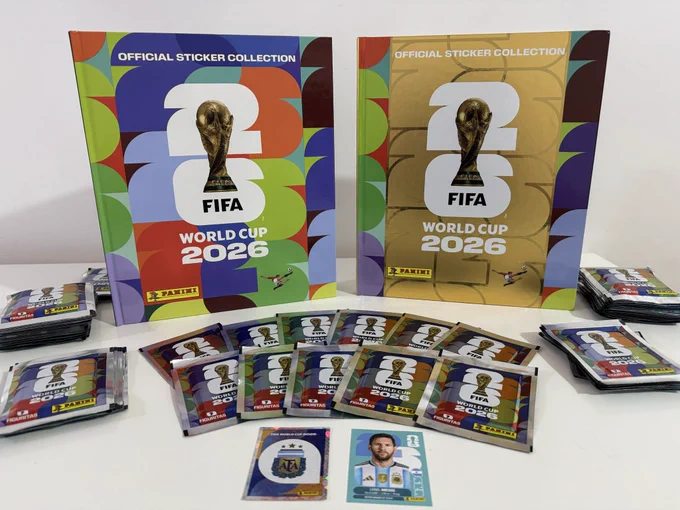Albums tapa dura y tapa dura dorado del mundial 2026, paquetes de figuritas sin abrir, Messi, escudo AFA.