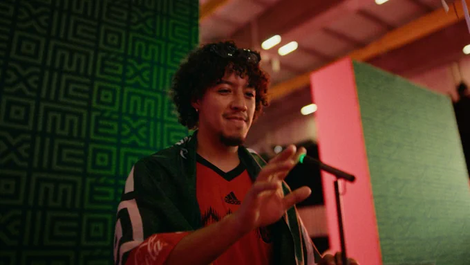 #EnBocaDeTodos 🇲🇽❤️ Más de 100 mil mexicanos decidieron hacer algo diferente antes del arranque del Mundial 2026: enviar un mensaje de apoyo a la Selección Mexicana. ⚽🔥

Durante más de tres meses, miles de personas compartieron palabras de esperanza, orgullo y optimismo que fueron reunidas para crear una sola voz colectiva dirigida a los jugadores del Tri.

😱 El resultado fue tan poderoso que terminó convirtiéndose en una pieza audiovisual presentada directamente a la Selección antes de su debut mundialista.

Más allá de los resultados, hay algo que sigue intacto: la ilusión de millones de mexicanos que quieren ver triunfar a su equipo.

Lee la historia completa 👉 https://poderciudadanoradio.com/skte

📲 Únete a nuestro canal 👉
https://whatsapp.com/channel/0029VaF5PZhLSmbiujpanF3Z

📌 ¿Tienes una denuncia? Escríbenos al 4461444405