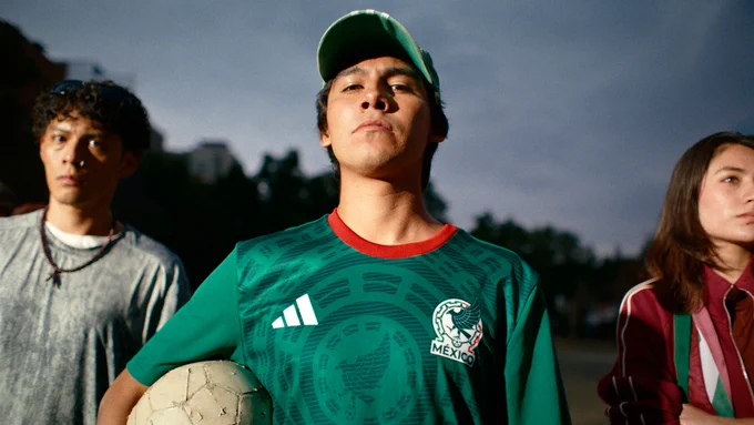 #EnBocaDeTodos 🇲🇽❤️ Más de 100 mil mexicanos decidieron hacer algo diferente antes del arranque del Mundial 2026: enviar un mensaje de apoyo a la Selección Mexicana. ⚽🔥

Durante más de tres meses, miles de personas compartieron palabras de esperanza, orgullo y optimismo que fueron reunidas para crear una sola voz colectiva dirigida a los jugadores del Tri.

😱 El resultado fue tan poderoso que terminó convirtiéndose en una pieza audiovisual presentada directamente a la Selección antes de su debut mundialista.

Más allá de los resultados, hay algo que sigue intacto: la ilusión de millones de mexicanos que quieren ver triunfar a su equipo.

Lee la historia completa 👉 https://poderciudadanoradio.com/skte

📲 Únete a nuestro canal 👉
https://whatsapp.com/channel/0029VaF5PZhLSmbiujpanF3Z

📌 ¿Tienes una denuncia? Escríbenos al 4461444405
