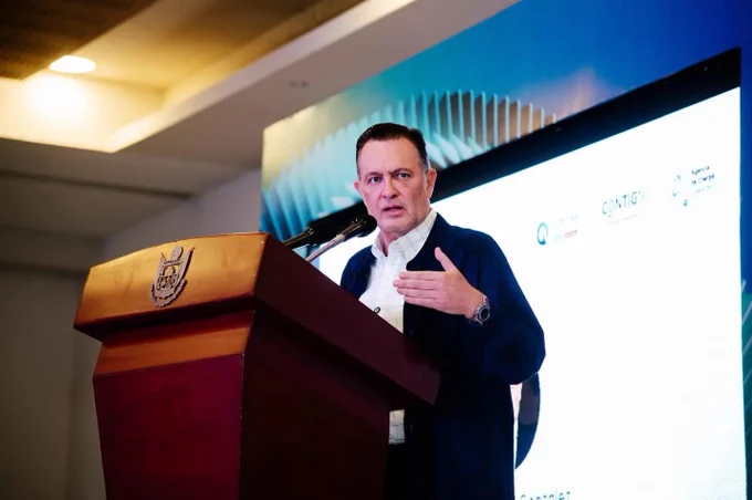 #EnBocaDeTodos 🚨⚖️  Querétaro estrena ocho nuevos notarios y Kuri rechaza favoritismos políticos

Tras las críticas surgidas por los recientes nombramientos, el gobernador Mauricio Kuri aseguró que todo el proceso se realizó conforme a la ley y sin irregularidades.

📜 El mandatario afirmó que todos los perfiles seleccionados cumplieron con los requisitos establecidos y que el procedimiento contó con el respaldo del colegiado de notarios.

😱 También reconoció que uno de los nuevos notarios podría considerarse cercano a él, aunque defendió que cuenta con la experiencia y trayectoria necesarias para ocupar el cargo.

La polémica continúa, pero la postura oficial es que las nuevas notarías fueron asignadas bajo los procedimientos legales correspondientes.

Lee la historia completa 👉 https://poderciudadanoradio.com/rrto

📲 Únete a nuestro canal 👉
https://whatsapp.com/channel/0029VaF5PZhLSmbiujpanF3Z

📌 ¿Tienes una denuncia? Escríbenos al 4461444405