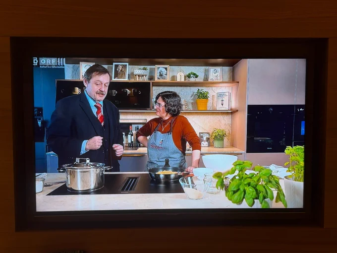 スリーピースを着て料理番組に出ているおじさん