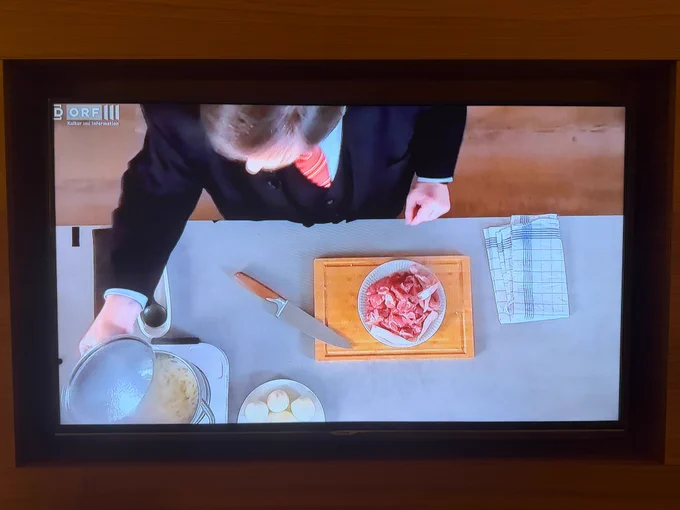スリーピースのままグラーシュを作るおじさん