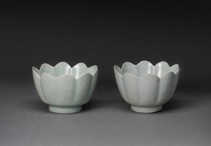 康津沙堂里窯,Sadang-ri, Gangjin『青磁 輪花形鉢 （二点）』（大阪市立東洋陶磁美術館所蔵） 
「大阪市立東洋陶磁美術館　収蔵品検索」収録 大阪市立東洋陶磁美術館(安宅昭弥氏寄贈)　写真：六田知弘 MUDA Tomohiro
(https://jpsearch.go.jp/item/moco_cs-4274)