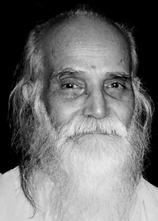 11-06-2026

அன்பர்களின் கேள்விகளும் அருள்தந்தையின் பதில்களும்

❓ கேள்வி: சுவாமிஜி! ஆன்மசாந்தி தவம் எவ்வாறு இயற்றுவது?

✅ பதில்: உடலைவிட்டுப் பிரிந்த உயிர், அந்த உடலை அடக்கம் செய்வதற்கு முன் அந்த உடலைச் சுற்றியேதான் இருக்கும். அதன் ஆன்மா சாந்தியடைய வேண்டி, அந்த உடல் இருக்கும் பொழுதோ அல்லது உடலை அடக்கம் செய்த பின்போ, துரியாதீதம் பயின்றவர்கள் சுமார் ஆறு பேருக்குக் குறையாமல், அமர்ந்து தவமியற்ற வேண்டும்.

முதலில், ஆக்கினை, துரிய தவமியற்றி, துவாதசாங்கத்தில் நின்று, பிரிந்த ஆன்மாவைச் சங்கல்பத்தால் இணைத்துக் கொண்டு, சக்திகளத்தில் விரிந்த நிலையில் அந்த ஆன்மாவைப் பரவவிட்டு, பிரித்துவிட்டு, சிவகளம் சென்று, அந்தத் தூயவெளியில் மனதைத் தூய்மை செய்துவிட்டு தவத்தை நிறைவு செய்ய வேண்டும். இதற்குத்தான் ஆன்ம சாந்தி தவம் என்று பெயர்.

வாழ்க வளமுடன்!

அருள்தந்தை வேதாத்திரி மகரிஷி

(நாளையும் தொடரும்)
✖️K.Pudur MVKM Trust, Madurai - https://x.com/VethathiriGnana
🤝https://www.facebook.com/profile.php?id=61571368175907
📷https://www.instagram.com/vethathiriyagnanakkudil/
🔔 ▶️https://youtube.com/@SKYVethathiriy