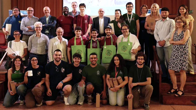 I premiati insieme a (fila in alto da sx) Pietro Galinetto, Alessandro Greco, Giuseppe Faita, Davide Griffini, Laura Ostè, Daniela Boggiani, Lorenzo Goppa, Ilaria Cristiani; (seconda fila da sx) Daniela Besana, Davide Barbieri, Angelo Taglietti, Flavio Ceravolo.