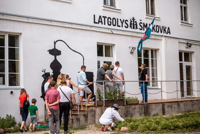 Karteņā: ekskurseja "Latgolys šmakovkys" dadzynuotovā. Foto nu Latgolys Turysma asociacejis arhiva

