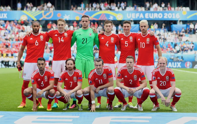 Cymru pose for a team photo against Slovakia at EURO 2016.