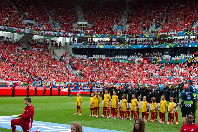 Cymru sing the anthem against Slovakia at EURO 2016.