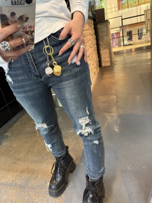 こちらはキーチェーン！
実物見ました？？
デカくない！？！？
スタッフもみんな事前に写真だけ見てたのですが、まさかここまでデカいと思ってなくてみんな驚愕してました。笑

でもこの重さが可愛い！！
鍵とかと着けたら絶対可愛い！！

さっき金色のやつ2個つけて｢きんたま〜｣って言ったら西村さんに｢小学生みたいなこと言うのやめなさい！｣って普通に怒られました。

でもこれめちゃくちゃ可愛いからぜひゲットしてほしいー！
個数とか期間の限定はないけど、雑貨系は基本売り切れたら終了なのでぜひお早めに！！
お取置きももちろん出来ます！
DMでもなんでもご連絡くださーい！！！