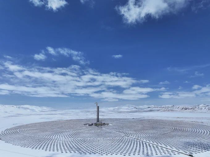 The 100-megawatt solar thermal power station in Amdo county, Xizang autonomous region, is the first tower-type solar thermal project in the region. [Photo provided to chinadaily.com.cn]