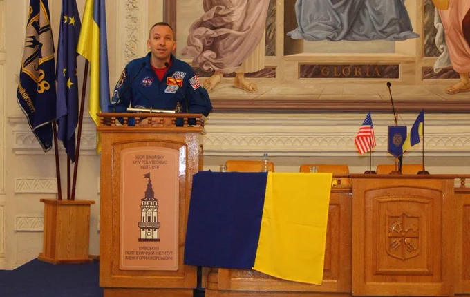 Randy has long supported Ukraine -- in 2017, exactly 20 years after our Leonid Kadeniuk did, Randy unfolded in space, on the ISS, our country's flag, which he received in the Dnieper, where he spent time with his family, as it was from the Dnieper his adopted son, who was named Wyatt (Wyatt)! Randy brought this flag to Ukraine in March 2018! Way to go Randy! Very important for all Ukrainians!
