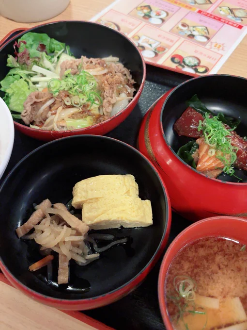 甘さを抑えたすき焼き風のお肉は、それでもしっかり味付けが美味しくて食べごたえあり🙂‍↕️✨