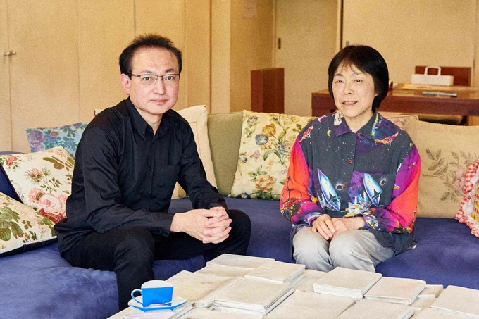 福田美蘭さん（右）と愛知県美術館の深山主任専門員（左）